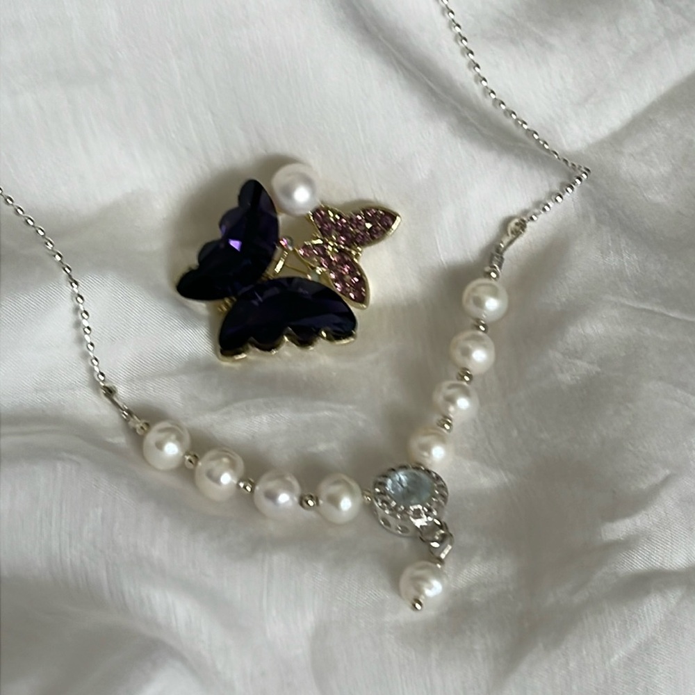 Freshwater pearl necklace and brooch